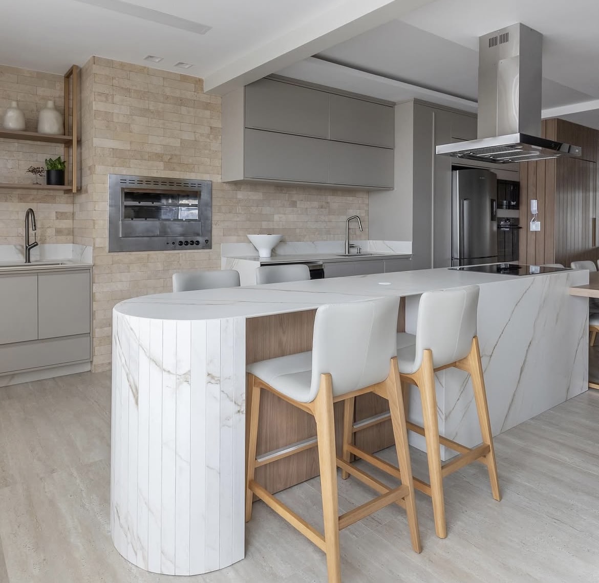 Ilha de cozinha em mármore branco